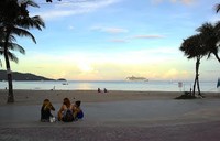Bukan berarti tak ada anak muda sama sekali. Karena biasanya, anak muda yang habis pesta sampai pagi masih suka mengobrol di tepi pantai. Seperti yang satu ini (Shafa/detikTravel)