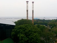 Di sisi lainnya, tampak wahana Hysteria yang menjulang tinggi ke langit. Sesekali, jerita heboh para turis yang menjajal naik Hysteria pun terdengar (Kurnia/detikTravel)