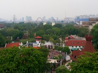 Area Dufan tampak asri dengan pepohonan hijau. Berbagai wahana dengan bangunan yang tidak terlalu tinggi pun terlihat di sela-sela pepohonan (Kurnia/detikTravel)