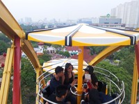 Gondola pada Bianglala bentuknya semi tertutup dan turis dilarang berdiri selama di atas. Jadi kalau ingin berganti sudut pandang, putar saja kemudi yang ada di tengah gondola (Kurnia/detikTravel)