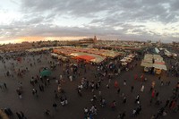 Inilah Pasar Djemaa El Fna di Marrakesh, ikon wisata Maroko yang tak pernah sepi. Dari pagi hingga malam, banyak warga dan turis yang lalu-lalang di sini berburu barang antik sampai kuliner (Femi/detikTravel)