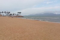 Turis diizinkan berenang tapi tidak boleh melewati batas yang sudah ada. Selain itu, pemerintah setempat memasang sensor khusus bila ada buaya atau hiu yang mendekat ke bibir pantai (Feby/detikTravel)