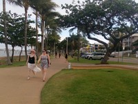Para turis bakal bersantai maksimal di pinggiran pantai karena tidak ada sampah yang berceceran. Mau jalan-jalan atau jogging juga asyik (Feby/detikTravel)