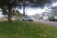 Bibir pantainya dipisahkan jalan raya, tidak ada sama sekali bangunan hotel hingga restoran kecuali taman bermain. Hotel dan rumah warga dibangun di seberang jalan menghadap ke arah pantai. Alhasil ruang publik menjadi sangat luas (Feby/detikTravel)