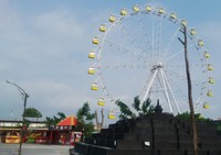 Namanya Cakra Manggilingan, inilah bianglala tertinggi di Indonesia. Tingginya mencapai 50 meter lho! (Sukma/detikTravel)