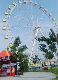Bianglala yang berada di taman rekreasi Sindu Kusuma Edupark ini memiliki 29 kabin yang masing-masing bisa dinaiki maksimal 4 orang dewasa sekaligus (Sukma/detikTravel)