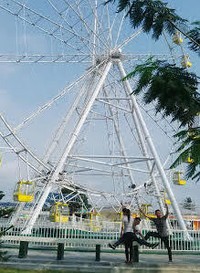 Wahana ini bisa dinaiki dengan membayar Rp 20 ribu. Buka setiap hari Senin-Jumat dari pukul 15.00-22.00 dan Sabtu-Minggu pada pukul 10.00-22.00 WIB (Sukma/detikTravel)