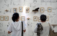 Dua orang pengunjung melihat-lihat karya seni yang dipamerkan di Jakarta Biennale 2015. PoolAlfathir Yulianda/detikFoto.