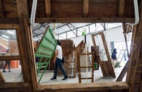Pengunjung melintas di antara karya seni yang dipamerkan di Jakarta Biennale 2015. PoolAlfathir Yulianda/detikFoto.