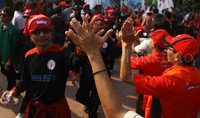 Para buruh terus berdatangan ke Tugu Proklamasi.