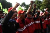 Para buruh berorasi menuntut agar PP No 78 Tahun 2015 tentang pengupahan dicabut.
