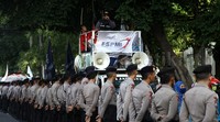 Orator berorasi dari atas mobil.