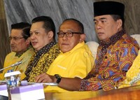 Ical ditemani Wakil Ketua Umum Fadel Muhammad, Ketua Fraksi sekaligus Waketum Ade Komarudin dan Sekretaris Fraksi Bambang Soesatyo. Lamhot Aritonang/detikFoto.