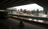 Pemotor melintas di atas jembatan Kalibata, Jakarta Selatan, Jumat (20/11/2015).
