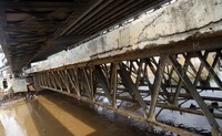 Sebelumnya saat hujan deras, sampah menumpuk akibat tersangkut di bawah jembatan.