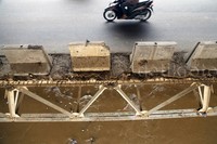 Pemotor melintas di atas jembatan Kalibata, Jakarta Selatan.