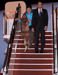 Presiden Joko Widodo dan Ibu Negara Iriana turun dari pesawat Kepresidenan. Cahyo/Setpres/detikFoto.