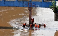 Aliran air yang deras akibat hujan turut membawa sampah. Sampah-sampah tersebut kerap tersangkat di tiang-tiang jembatan. Lamhot Aritonang/detikFoto.