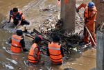 Pembersihan Sampah yang Tersangkut di Sungai