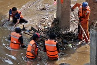 Petugas pun membersihkan sampah-sampah yang tersangkut tersebut. Lamhot Aritonang/detikFoto.