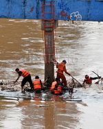 Pembersihan Sampah yang Tersangkut di Sungai