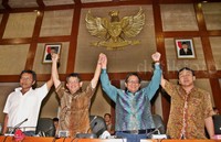 (Kiri ke kanan) Adian Napitupulu (PDIP), Taufiqulhadi (NasDem), Inas Nasrullah (Hanura), dan Harvin Hakim Toha (PKB) mengangkat tangan bersama saat jumpa pers di Gedung DPR, Jakarta, Jumat (20/11/2015). Pool/Lamhot Aritonang/detikFoto.