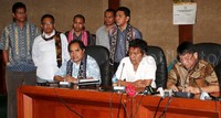     Beberapa warga Nusa Tenggara Timur (NTT) yang tergabung dalam Forum Komunikasi Flores, Sumba Timur, Alor (Flobamora) turut dihadirkan dalam jumpa pers soal pernyataan mosi tidak percaya terhadap Setya Novanto. Pool/Lamhot Aritonang/detikFoto.