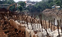 Pekerja melakukan normalisasi dan pemasangan turap sungai Ciliwung di Cililitan Kecil, Jakarta Timur, Jumat (20/11/2015).