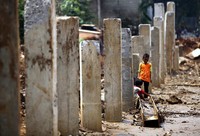 Anak-anak bermain di tiang-tiang pancang turap Ciliwung.