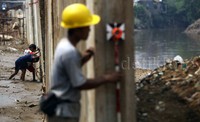 Memasuki musim hujan, debit air Sungai Ciliwung mulai meninggi.