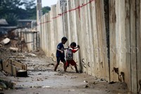 Anak-anak bermain di tiang-tiang pancang turap Ciliwung.