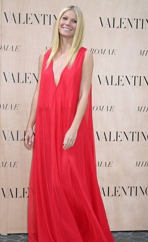 Gwyneth Paltrow, Selebriti Pertama yang Buat Koleksi dengan Valentino