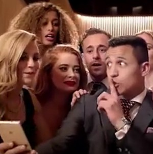 Sstt! Mama Alexis Sanchez Telepon, Joget Berhenti dan Jangan Berisik