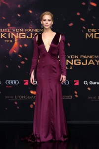 Di Berlin, Jerman, aktris yang kerap disapa JLaw itu memilih dress ungu dari Dior. Andreas Rentz/Getty Images/detikFoto.