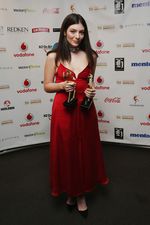 Lorde Cantik Dibalut Dress Merah Menyala