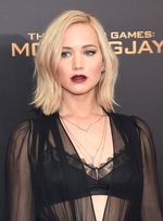 Jennifer Lawrence Seksi dengan Dress Transparan