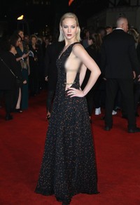 Dibalut dress rancangan Dior, aktris peraih Oscar itu sukes mencuri perhatian di London, Inggris. Chris Jackson/Getty Images/detikFoto.