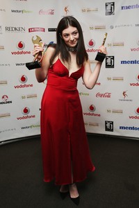 Di acara tersebut, Lorde juga sukses membawa pulang dua penghargaan yakni, Best Single of the Year dan International Achievement Award. Hannah Peters/Getty Images/detikFoto.