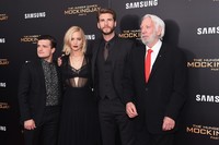 Di sesi foto, ia juga sempat berfoto bersama aktor Josh Hutcherson, Liam Hemsworth, dan Donald Sutherland. Michael Loccisano/Getty Images/detikFoto.