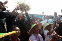 Menteri Pertanian bersama Founder Artha Graha Peduli (AGP) Tomy Winata menunjukan padi yang dipanen.