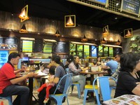 Kafe ini menghadirkan atmosfer ceria dengan pemilihan warna toska dan kuning pada sebagian besar kursi makannya. Interior bambu turut melengkapi dinding dan langit-langit kafe.