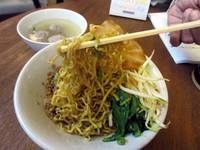 Siapa bilang mie ayam gerobakan tak bisa dihadirkan di kafe? Mie Abun Ayam dan Bakso diberi pelengkap ayam cincang kecap, tauge rebus, sawi, dan pangsit goreng. Nyamm!