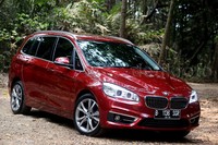 Mobil ini hadir dengan dimensi panjang 4.556 mm, lebar 1.800 mm dan tinggi 1.608 mm. Dengan dimensi itu, mobil ini masih bisa diajak meliuk di jalanan perkotaan meski harus sedikit berhati-hati karena bodinya yang panjang.