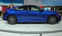 Sebelumnya, Honda Civic Coupe telah dipamerkan di New York Auto Show yang digelar pada April lalu. Hadirnya Honda Civic generasi ke-10 menjadi generasi dengan varian terbanyak yang pernah ada. Pool/Leftlane News.