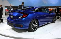 Pada bagian eksterior, terdapat perubahan pada All New Honda Civic Coupe dengan penambahan wheelbase sebesar 2,9 inci dan bodi yang lebih besar 1,9 inci dari generasi sebelumnya. Pool/Leftlane News.
