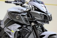 Berkat sasisnya, motor memiliki handling yang enak meski wheelbasenya cukup pendek yakni 1,4 meter, dengan posisi berkendara yang cocok baik itu untuk diajak ngebut atau touring santai.