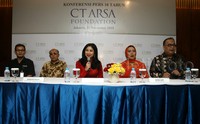 Anita Chairul Tanjung (tengah) memberikan keterangan pers di Menara Bank Mega, Jakarta, Sabtu (21/11/2015).