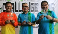 Menteri Perindustrian Saleh Husein, Menteri Ketenagakerjaan Hanif Dakiri dan Direktur Utama BPJS Ketenagakerjaan Elvyn G. Masassya menunjukkan Piala Futsan Wartawan di Jakarta, Sabtu (21/11/2015).