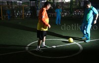 Mereka ikut bermain futsal.