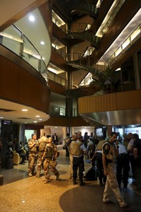 Tentara Prancis berjaga di lobi hotel. REUTERS/Joe Penney.